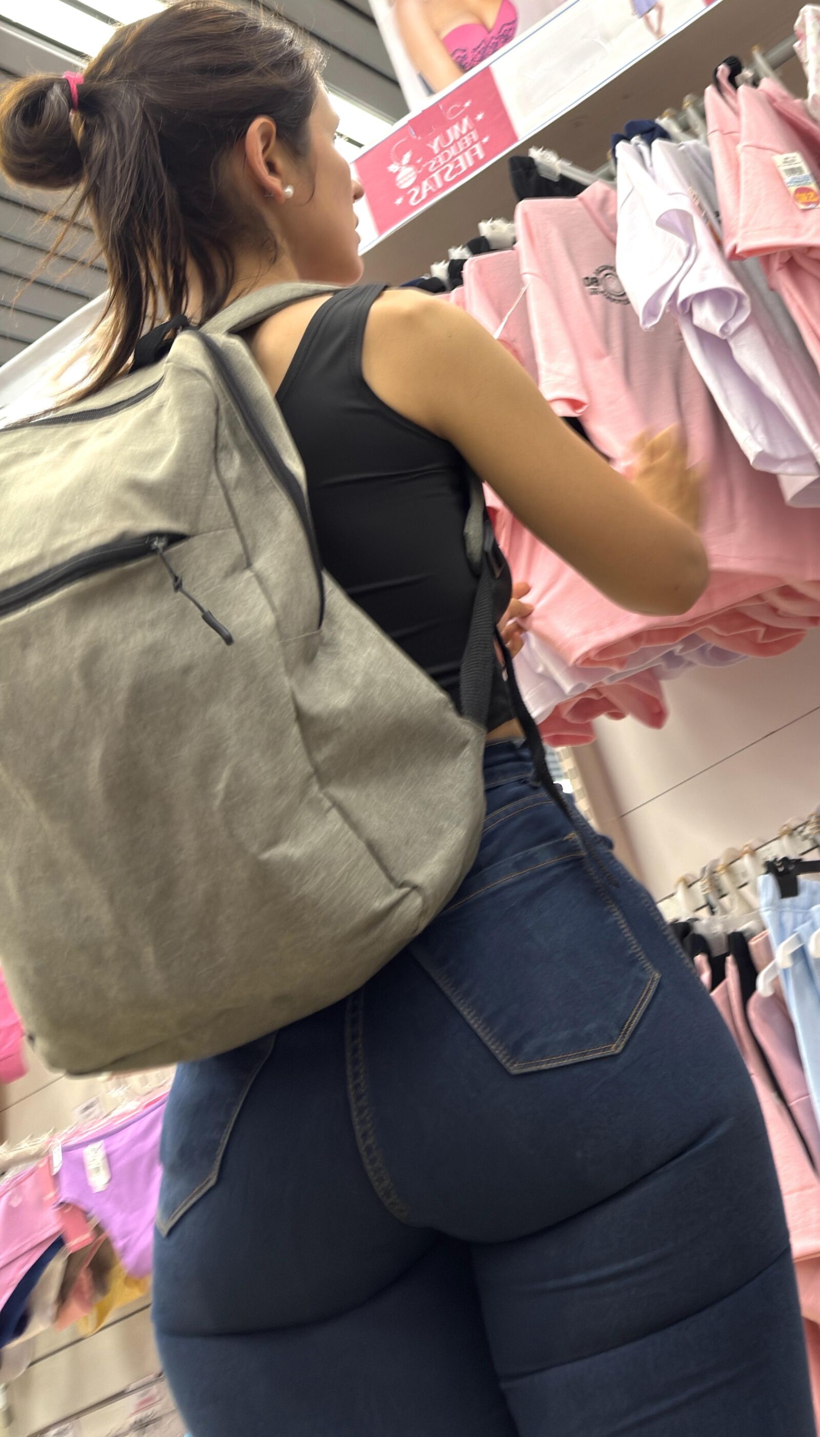 Candid bonita morena en jeans ajustados