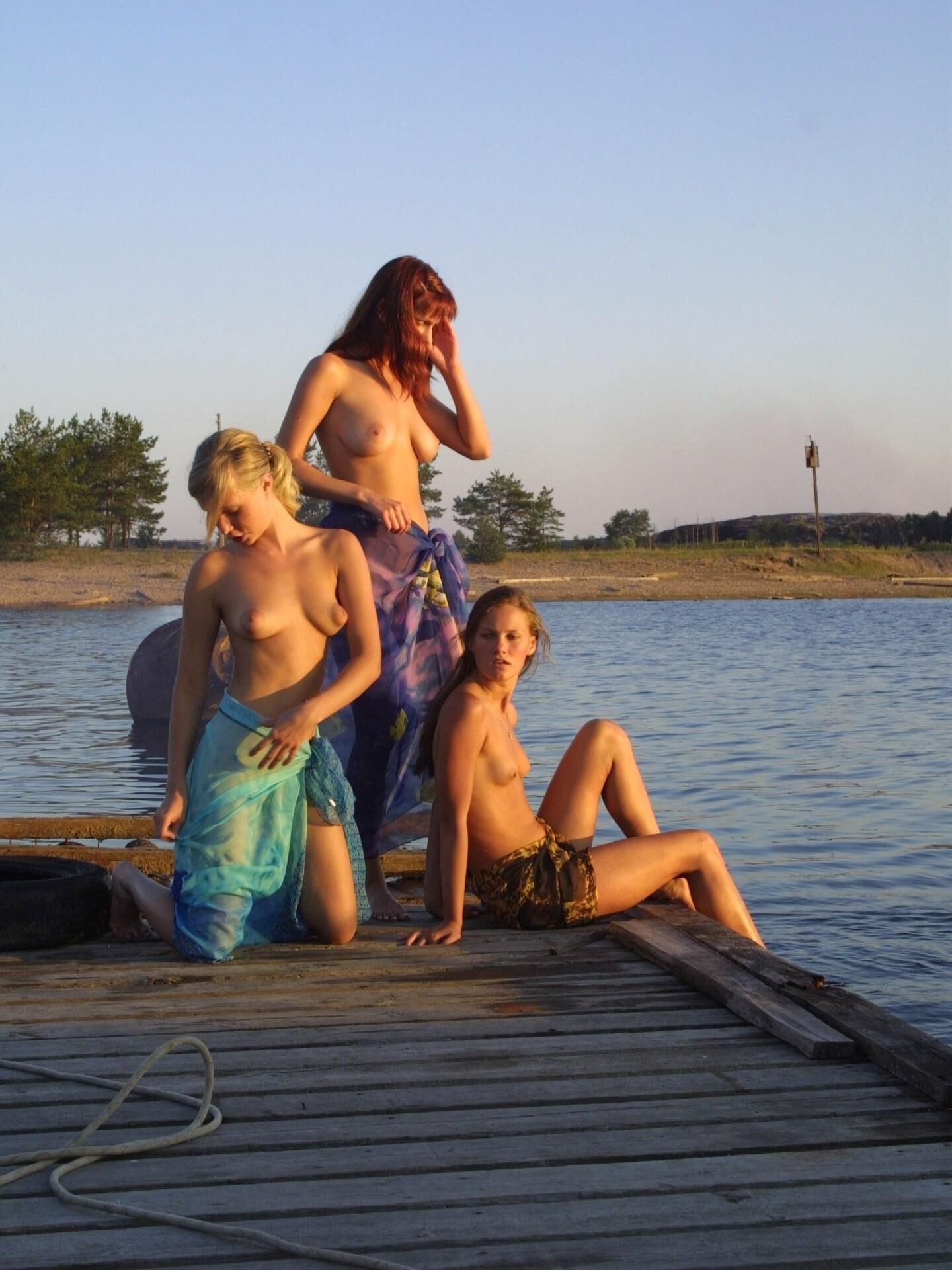Filles nues sur le quai du bateau