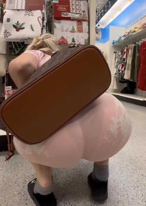 Rubia sincera en spandex muy apretado