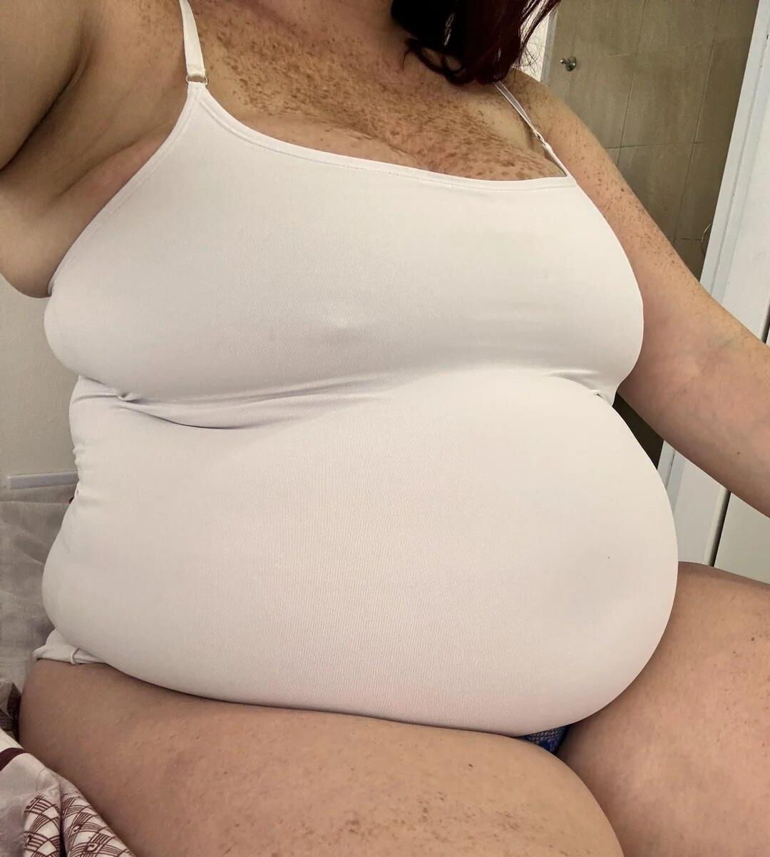 Jeune Porcinette Dodue à Grosses Mamelles et Tâches de Rousseur