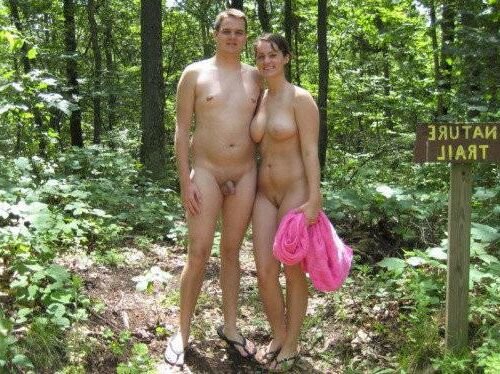 Casal nudista