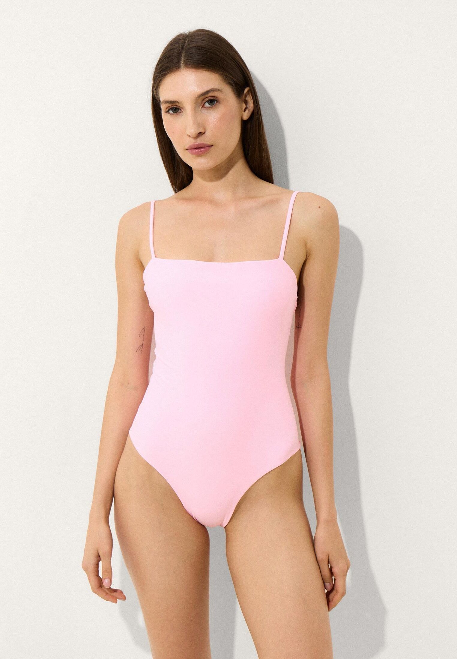perras rusas en una pieza Swimsuits Pt.