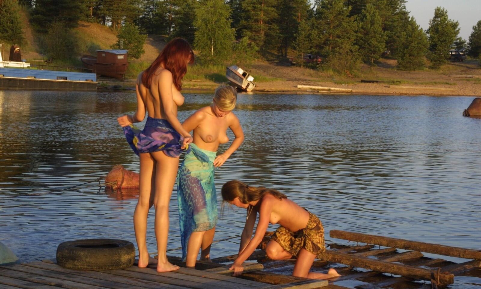Filles nues sur le quai du bateau