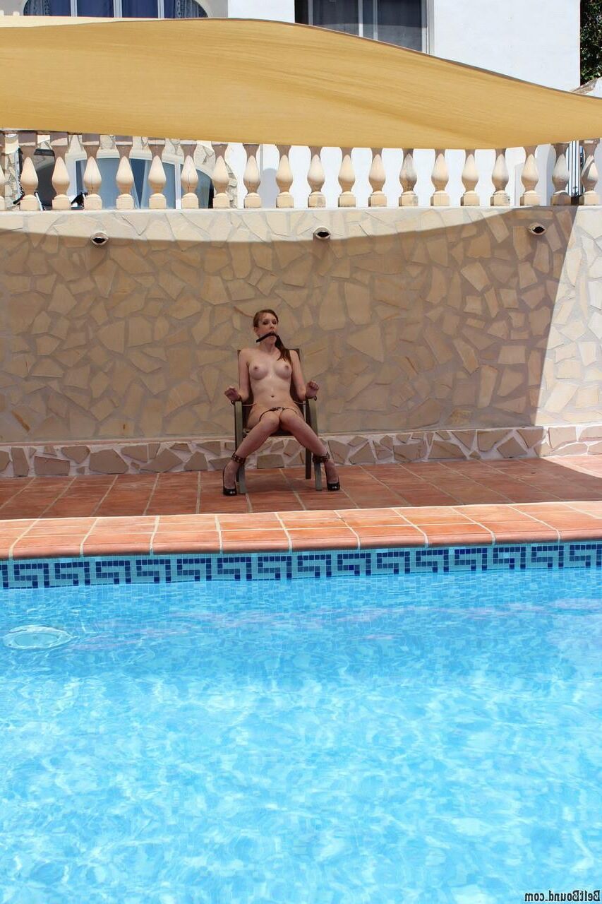 Silla de Cobie Lehey atada por la piscina