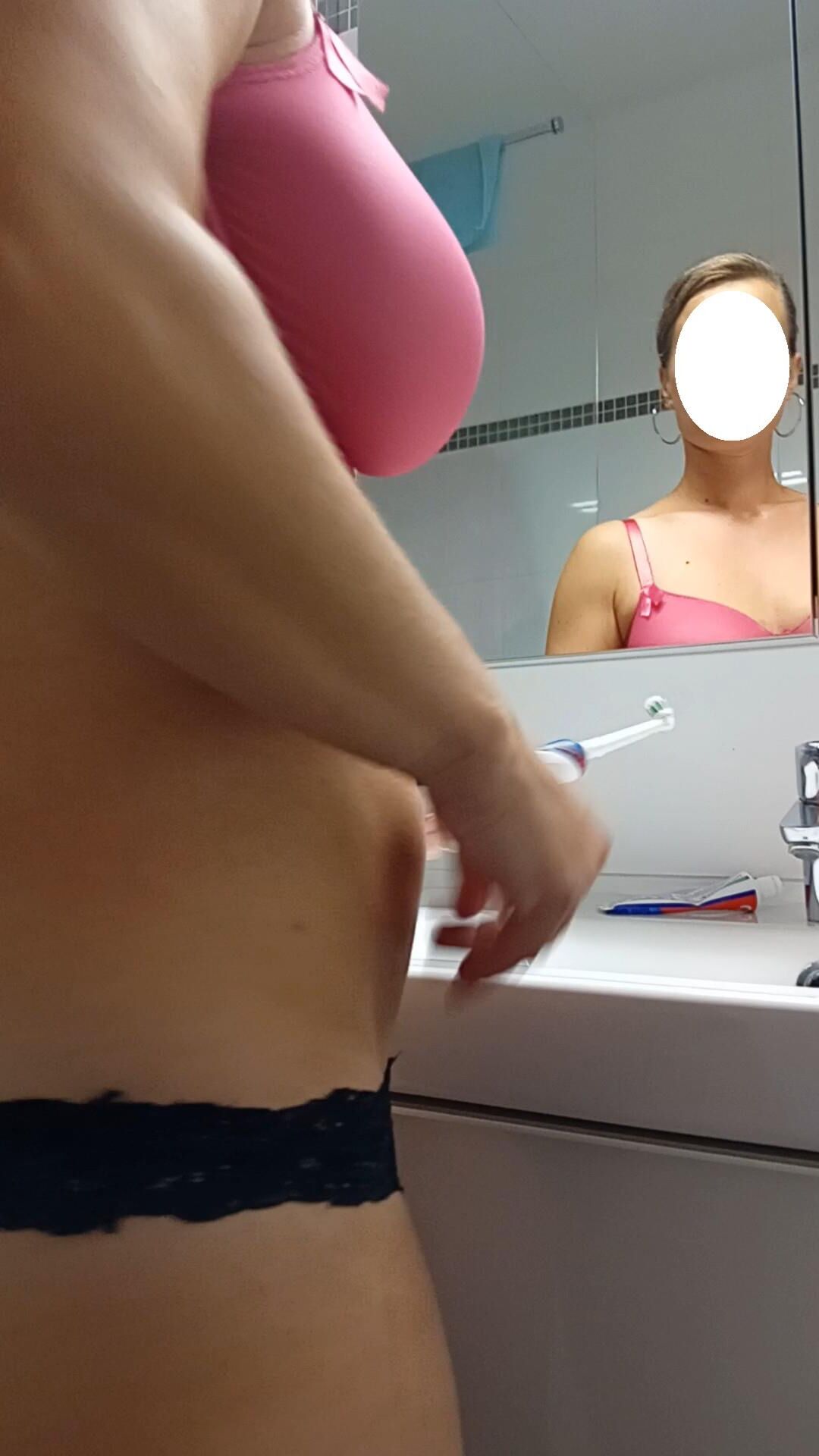 votre petite amie de la salle de bain candide Voyeur (partie)