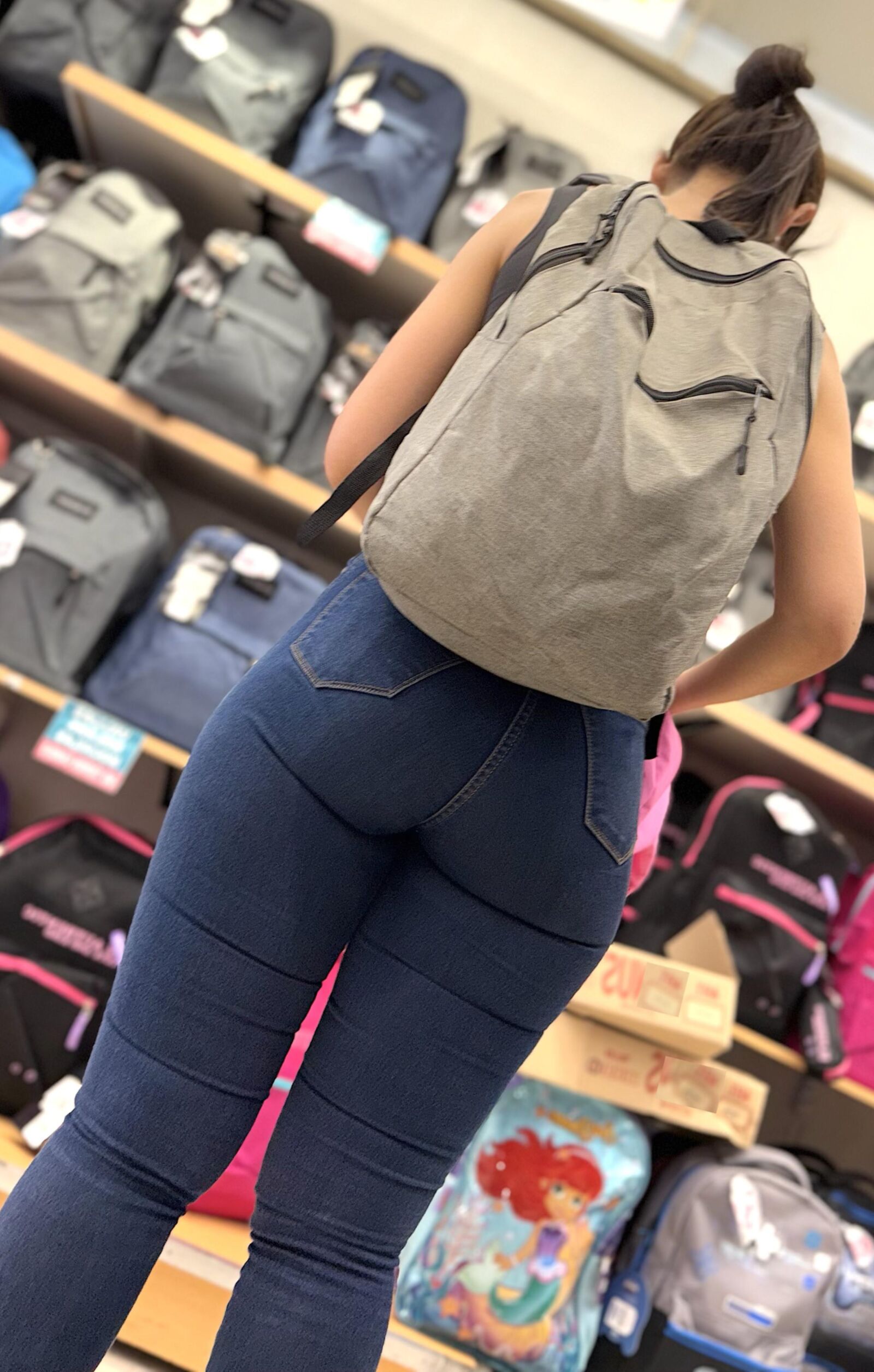 Candid bonita morena en jeans ajustados