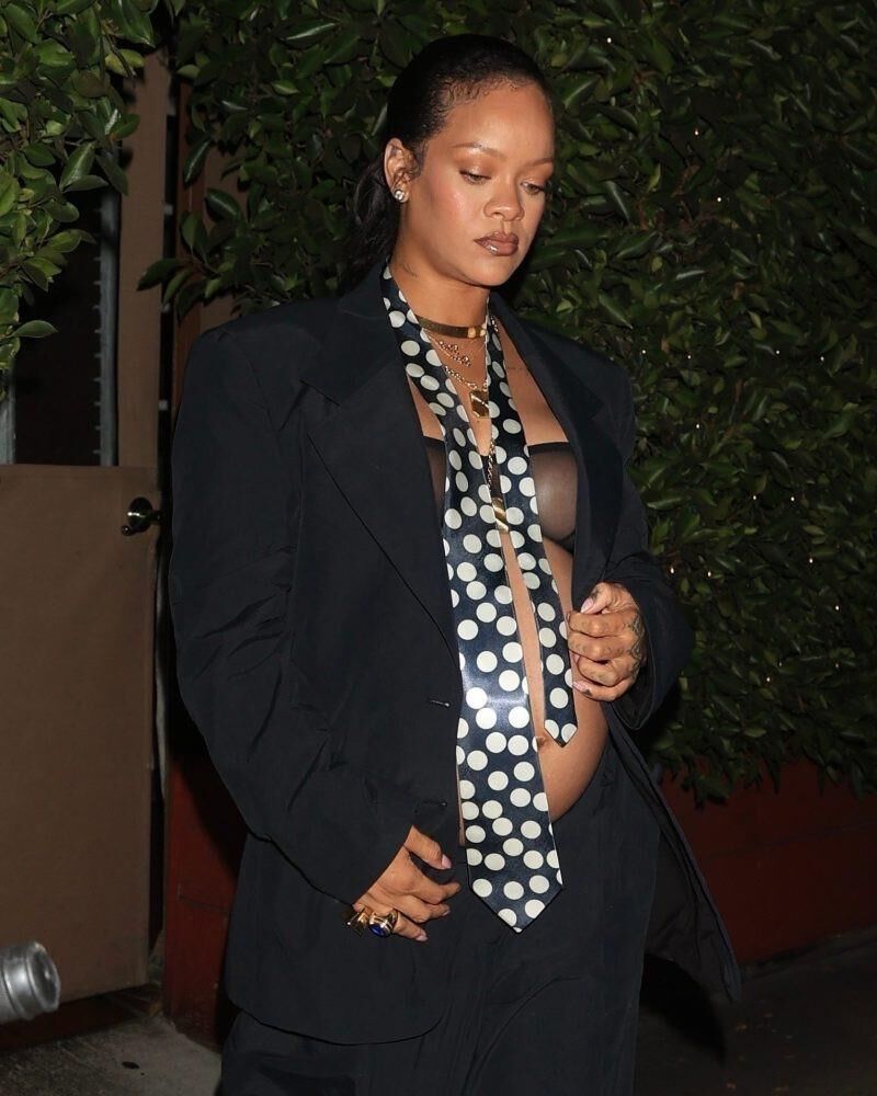Rihanna grávida deixa um jantar noturno em Giorgio Baldi