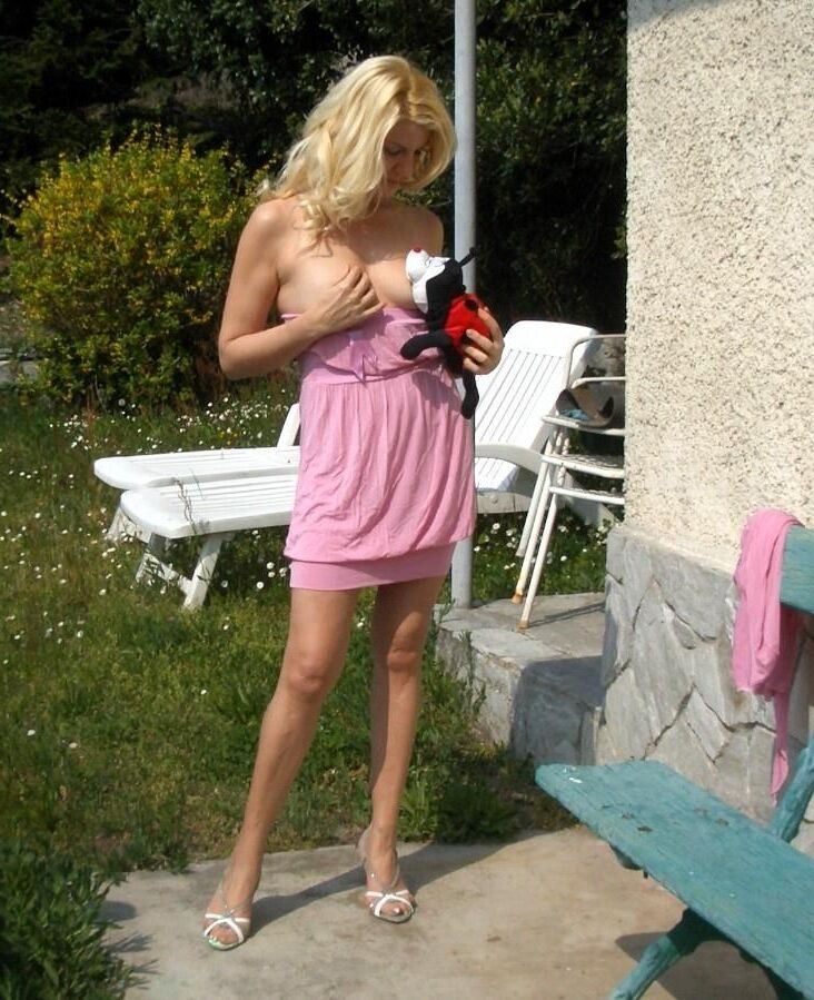 Ich werde nackt im Freien fotografiert