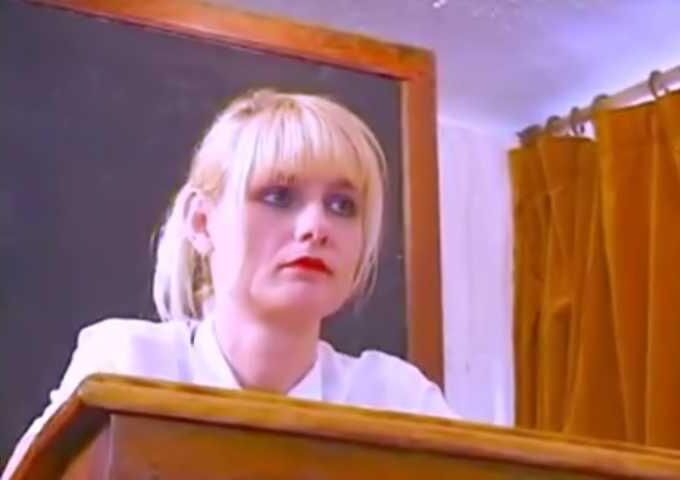 Humillación y castigo como colegialas maduras