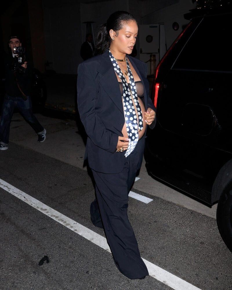 Rihanna grávida deixa um jantar noturno em Giorgio Baldi