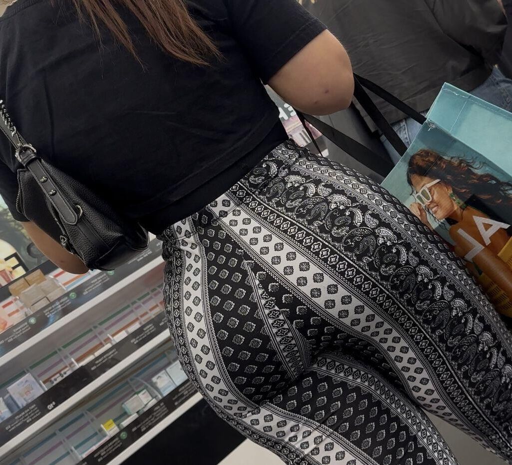 Morena hermosa sincera con cola redonda en forma de corazón