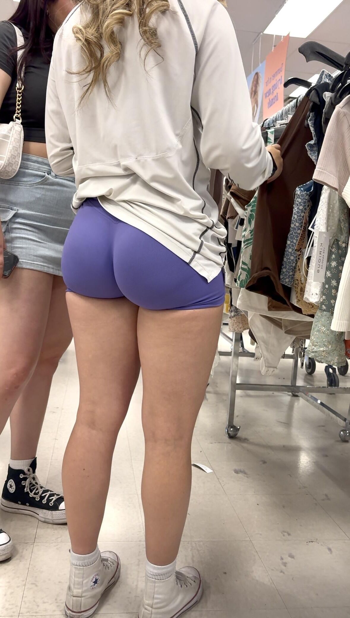 Blonde candide en short en spandex serré