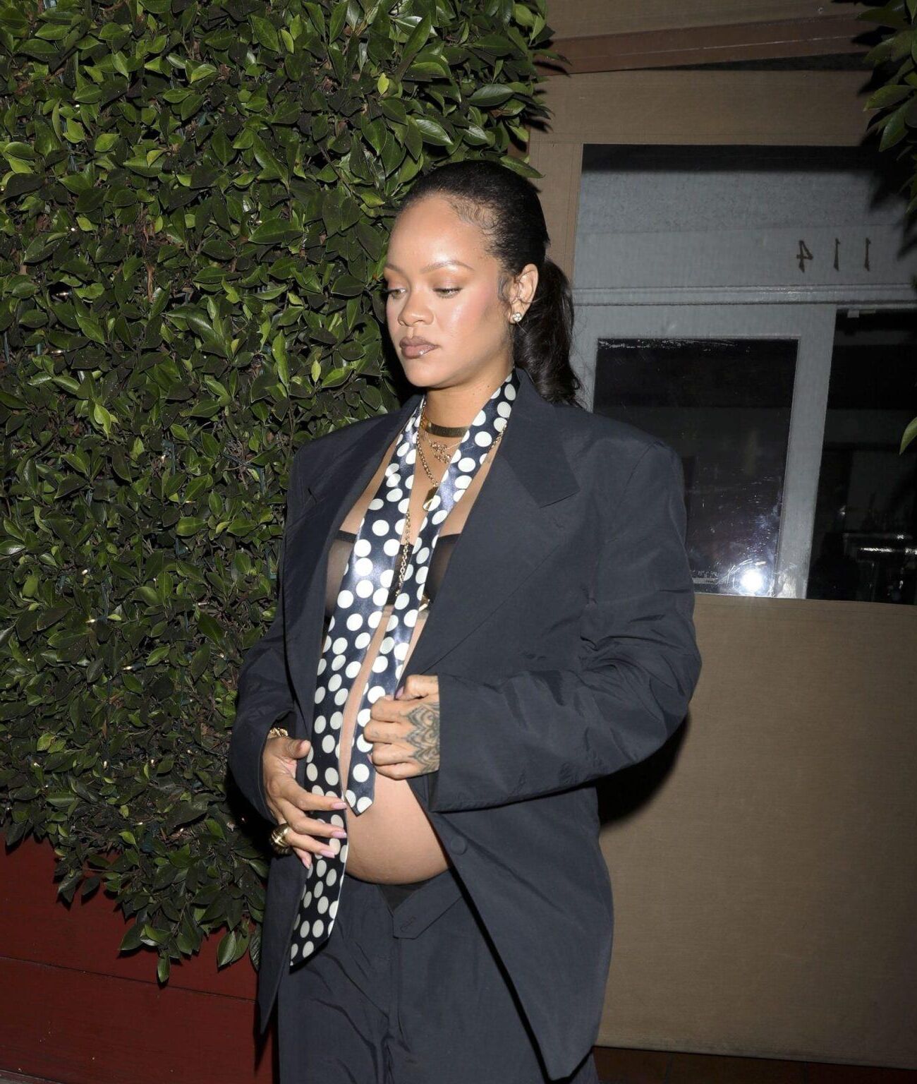 Rihanna grávida deixa um jantar noturno em Giorgio Baldi