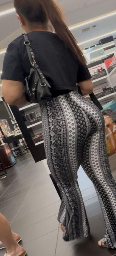 Morena hermosa sincera con cola redonda en forma de corazón