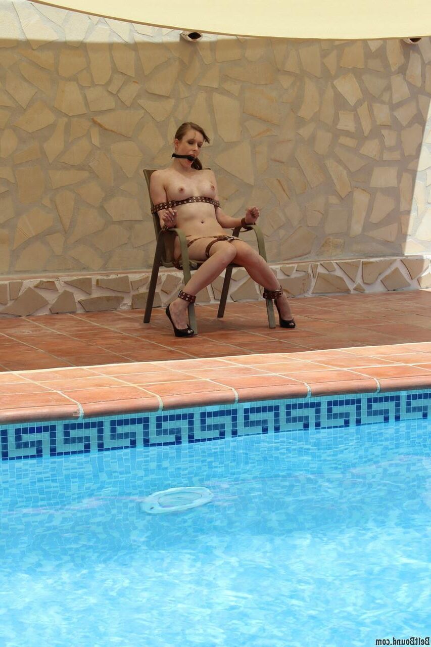 Silla de Cobie Lehey atada por la piscina