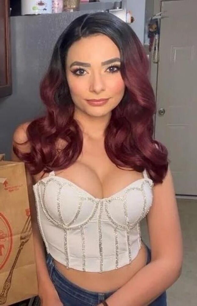 Amalzd sussurro queen, magnificamente peitos enormes, boca sexy