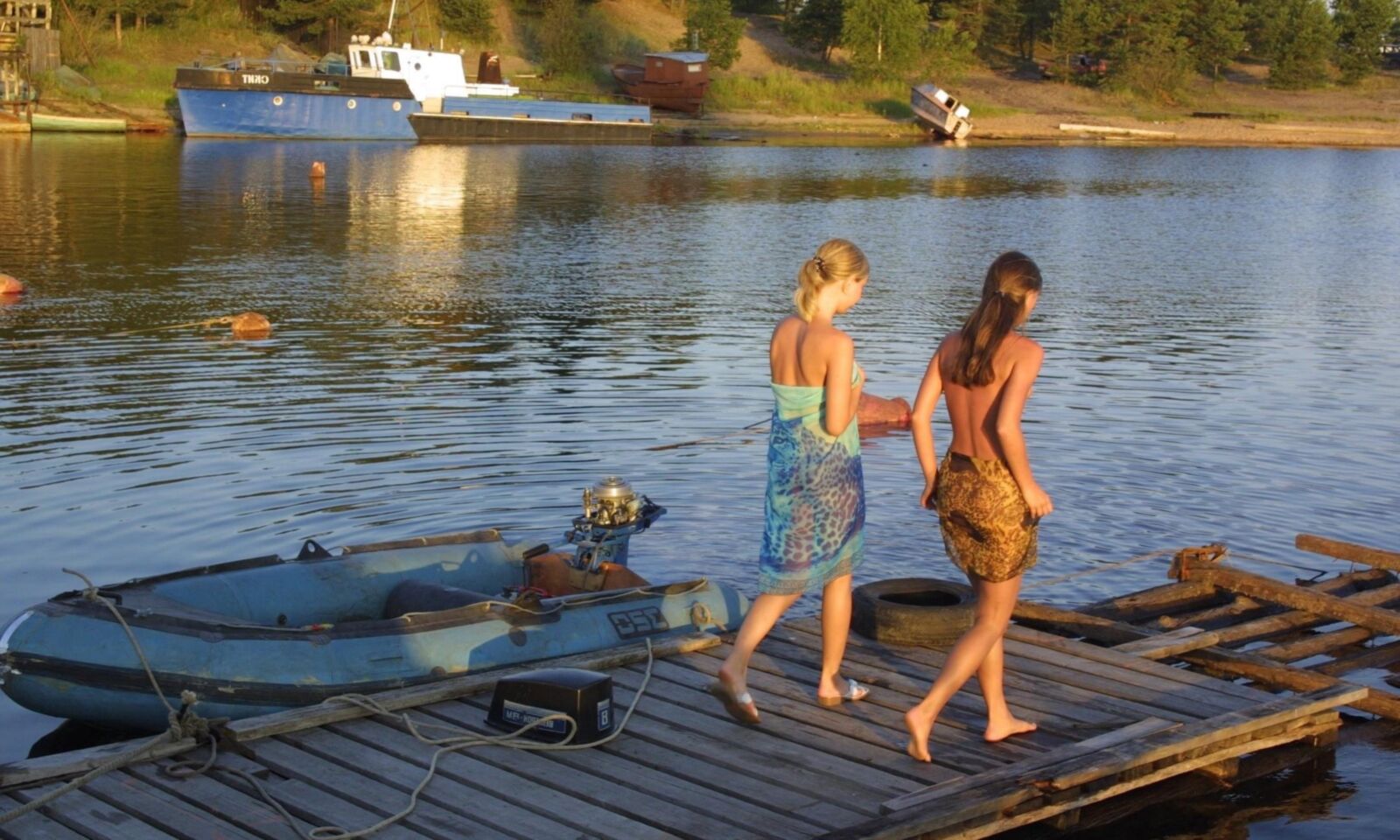 Filles nues sur le quai du bateau