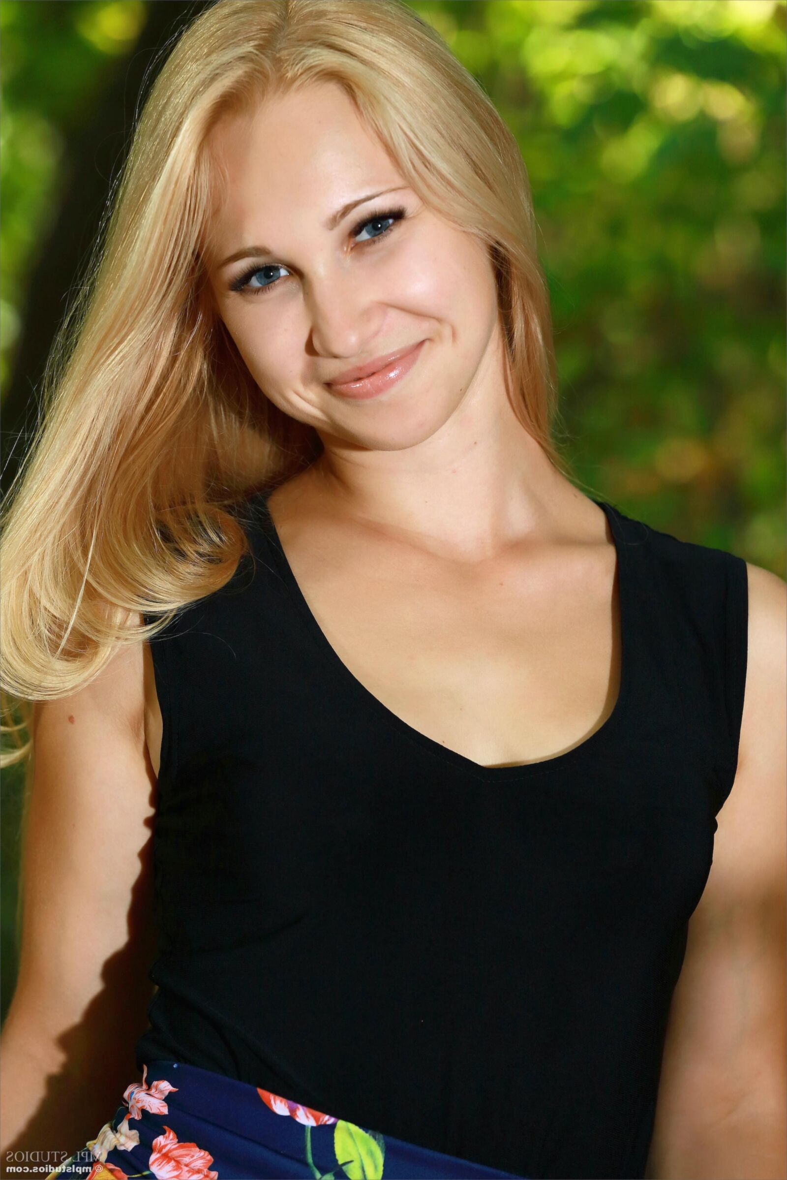 Belonika embrassant le vert