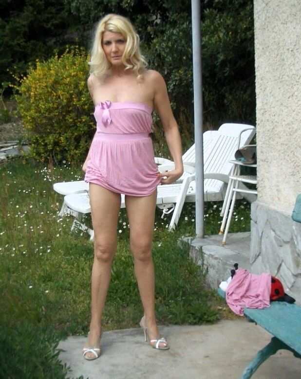 Ich werde nackt im Freien fotografiert