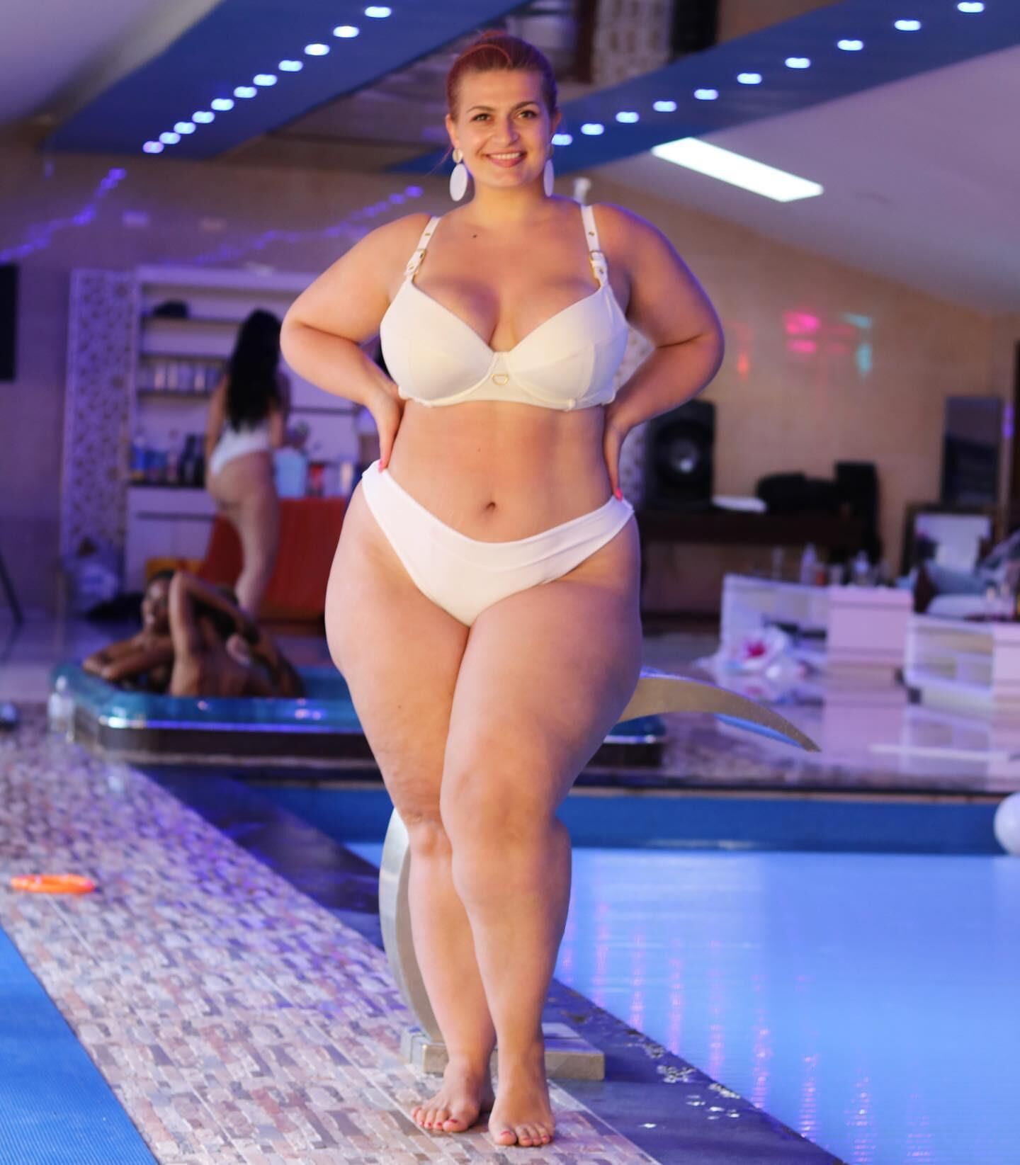 Ioana chira sexy grueso muslo cabeza roja