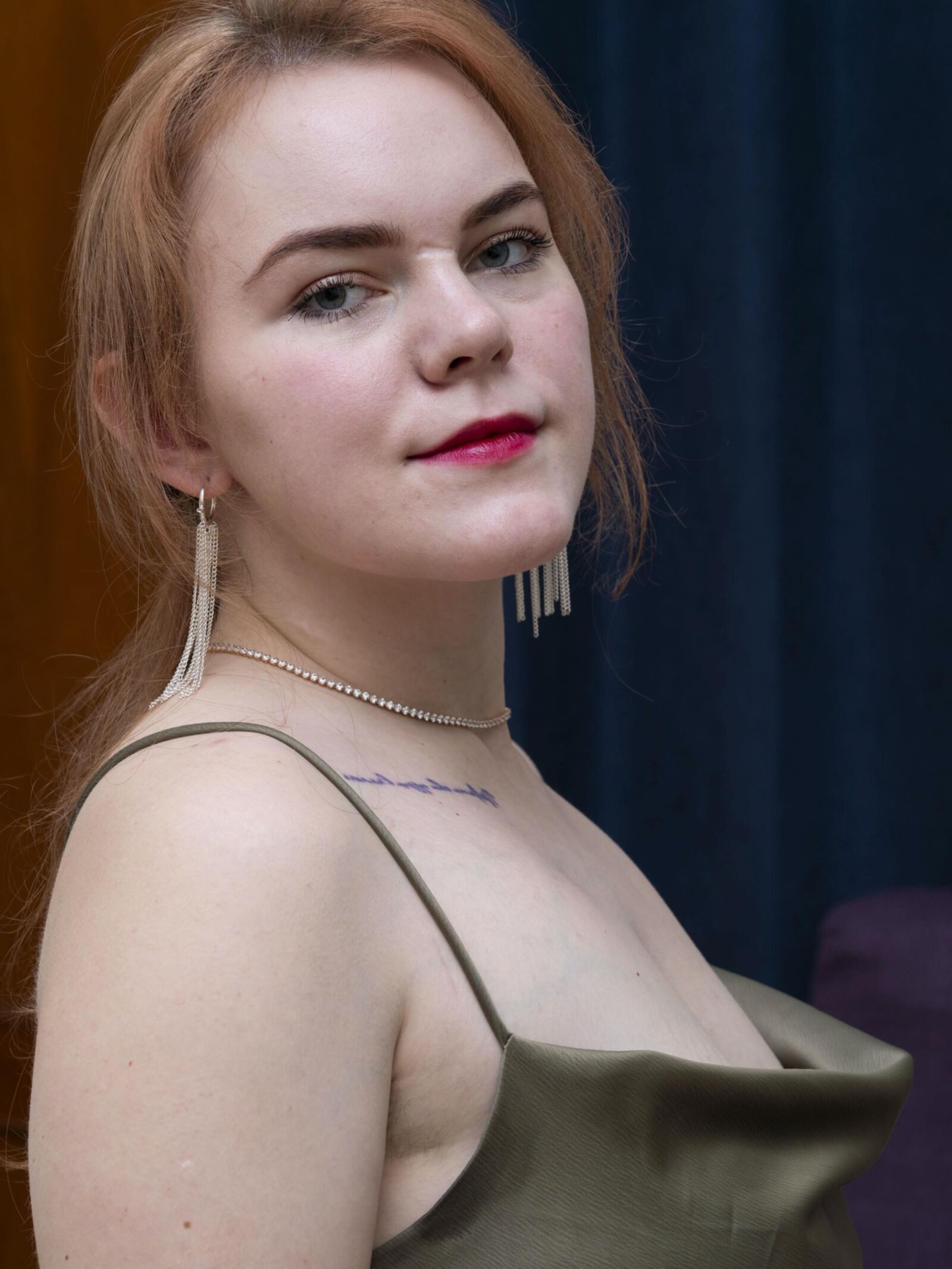 Alana se masturba en el piso