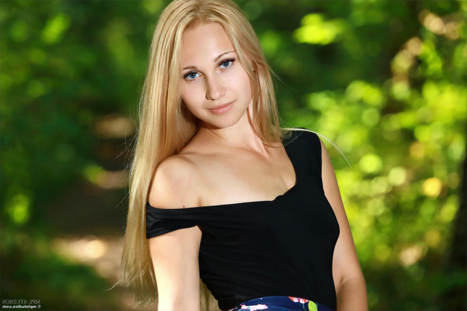 Belonika embrassant le vert