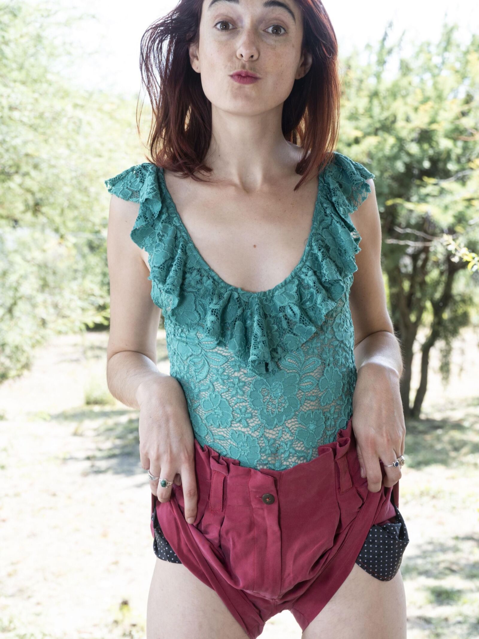 Anika desnuda en la cubierta trasera