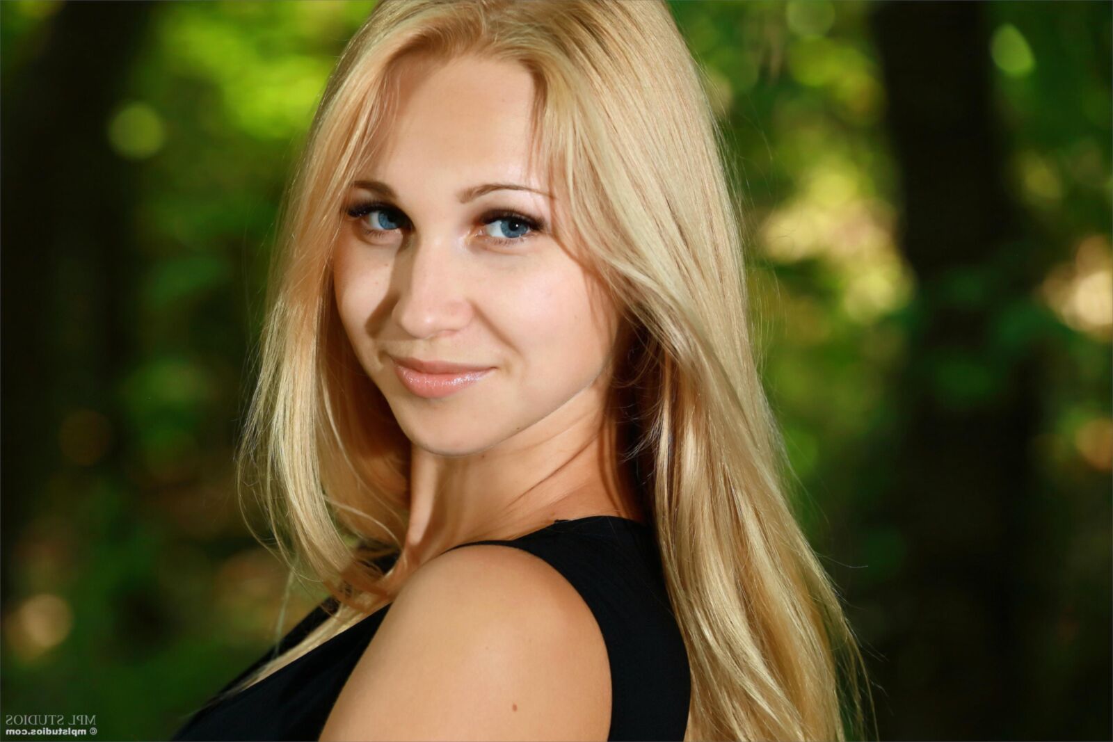 Belonika embrassant le vert