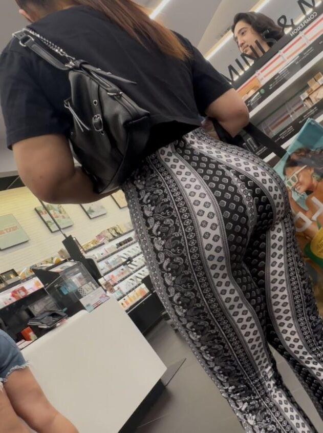 Morena hermosa sincera con cola redonda en forma de corazón