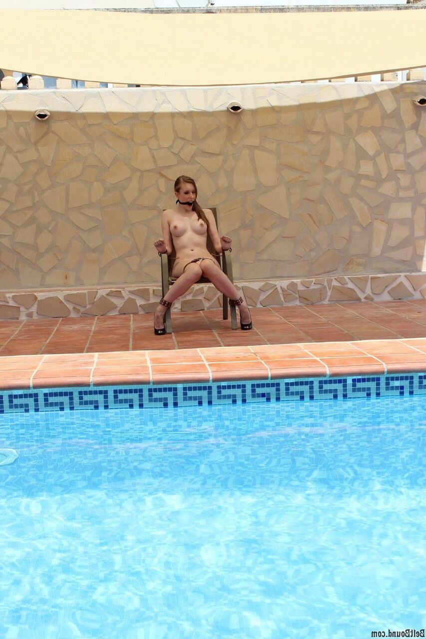 Silla de Cobie Lehey atada por la piscina