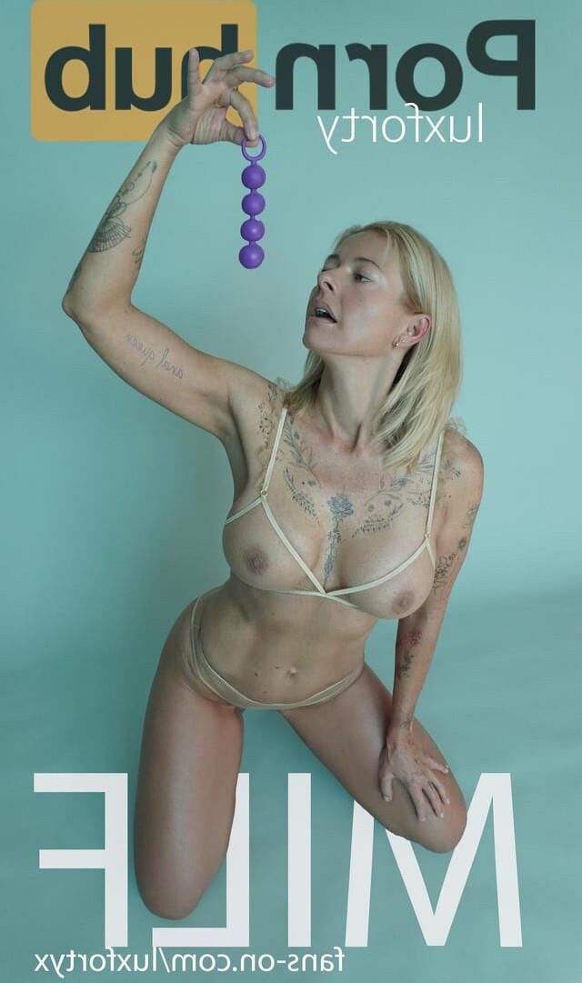 Milf des médias sociaux sexy Andrea Patonai