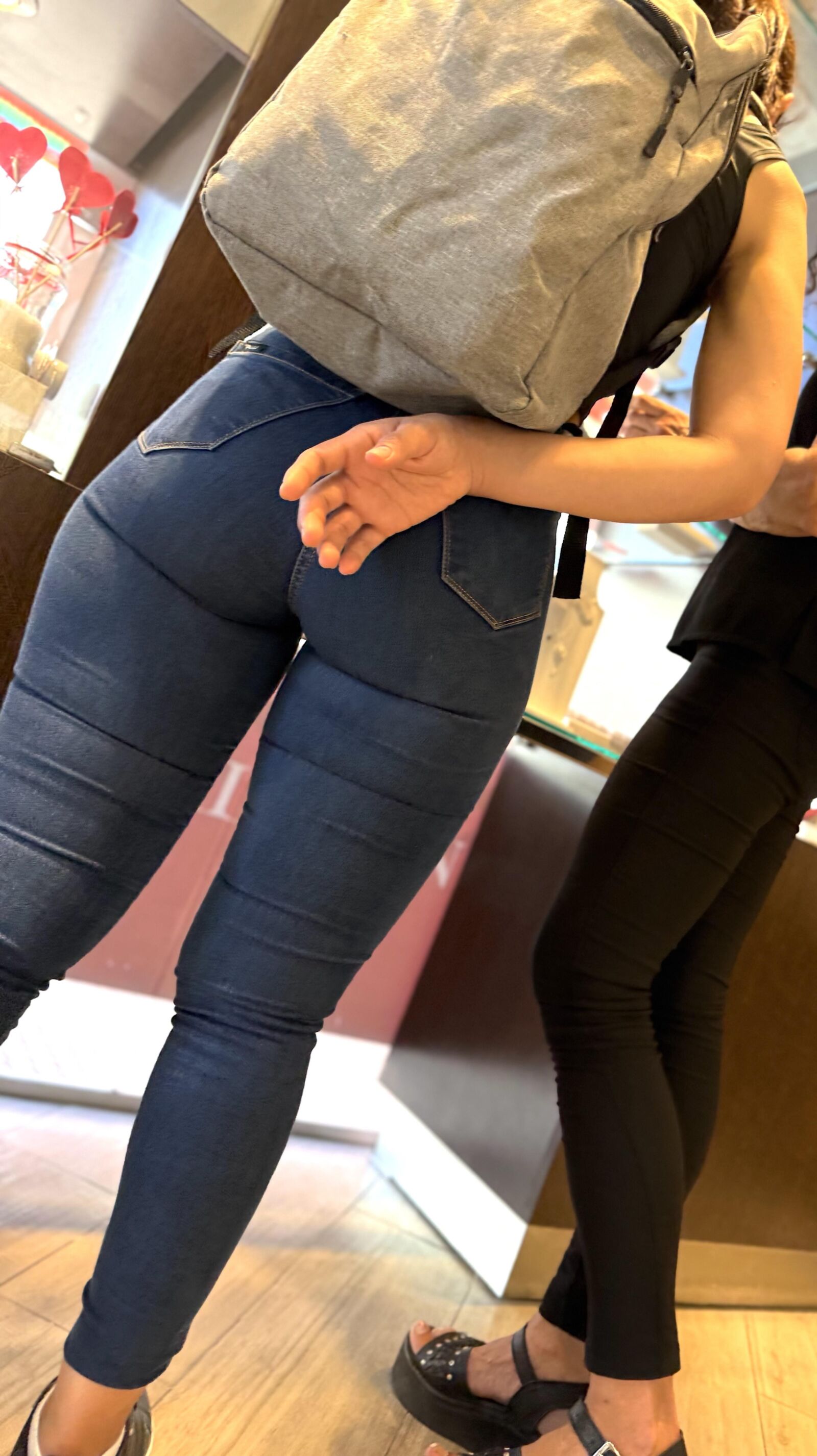Candid bonita morena en jeans ajustados