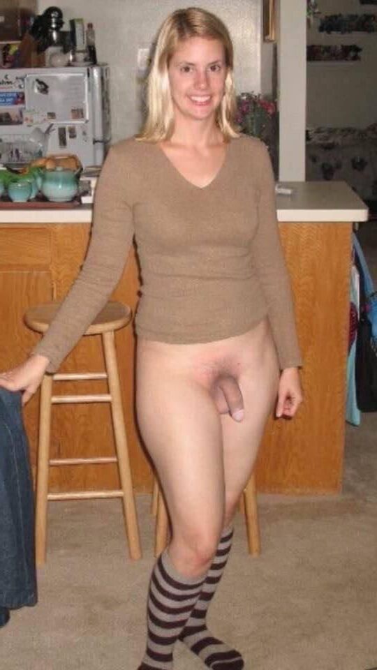 Des chaussettes sans fond et une chemise femelle / transexuelle