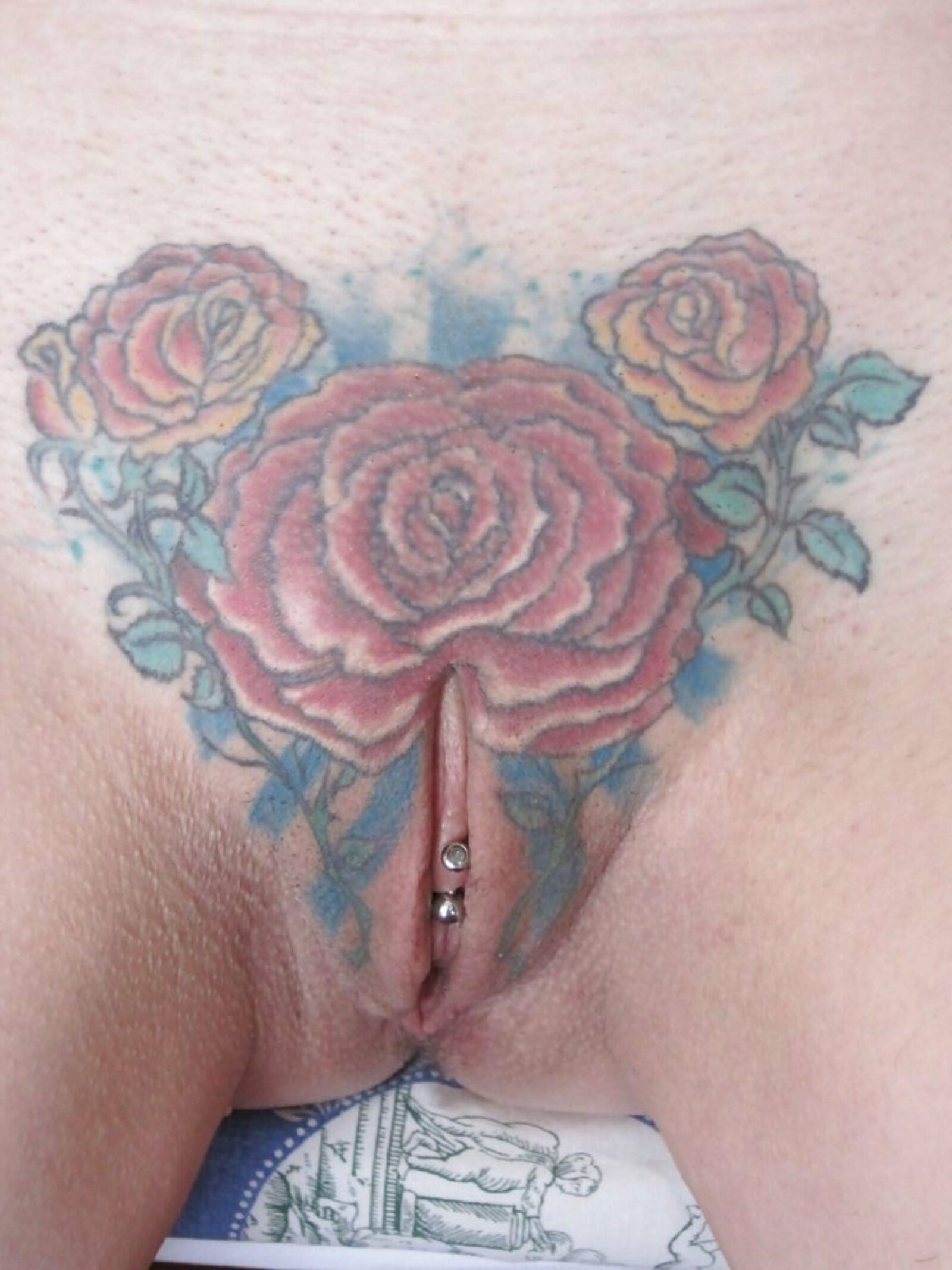 Extreme Modifikationen: freche Tätowierungen gedehnte Piercings