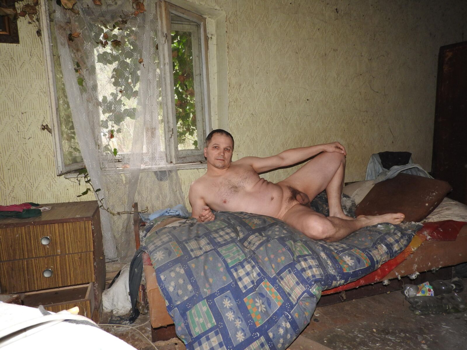 Я ... в заброшенном доме в деревне.