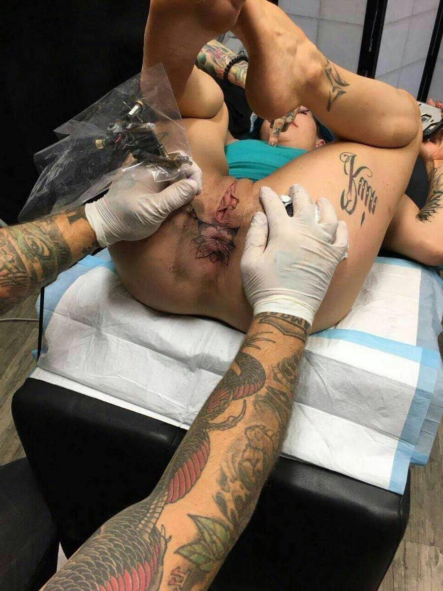 Extreme Modifikationen: freche Tätowierungen gedehnte Piercings