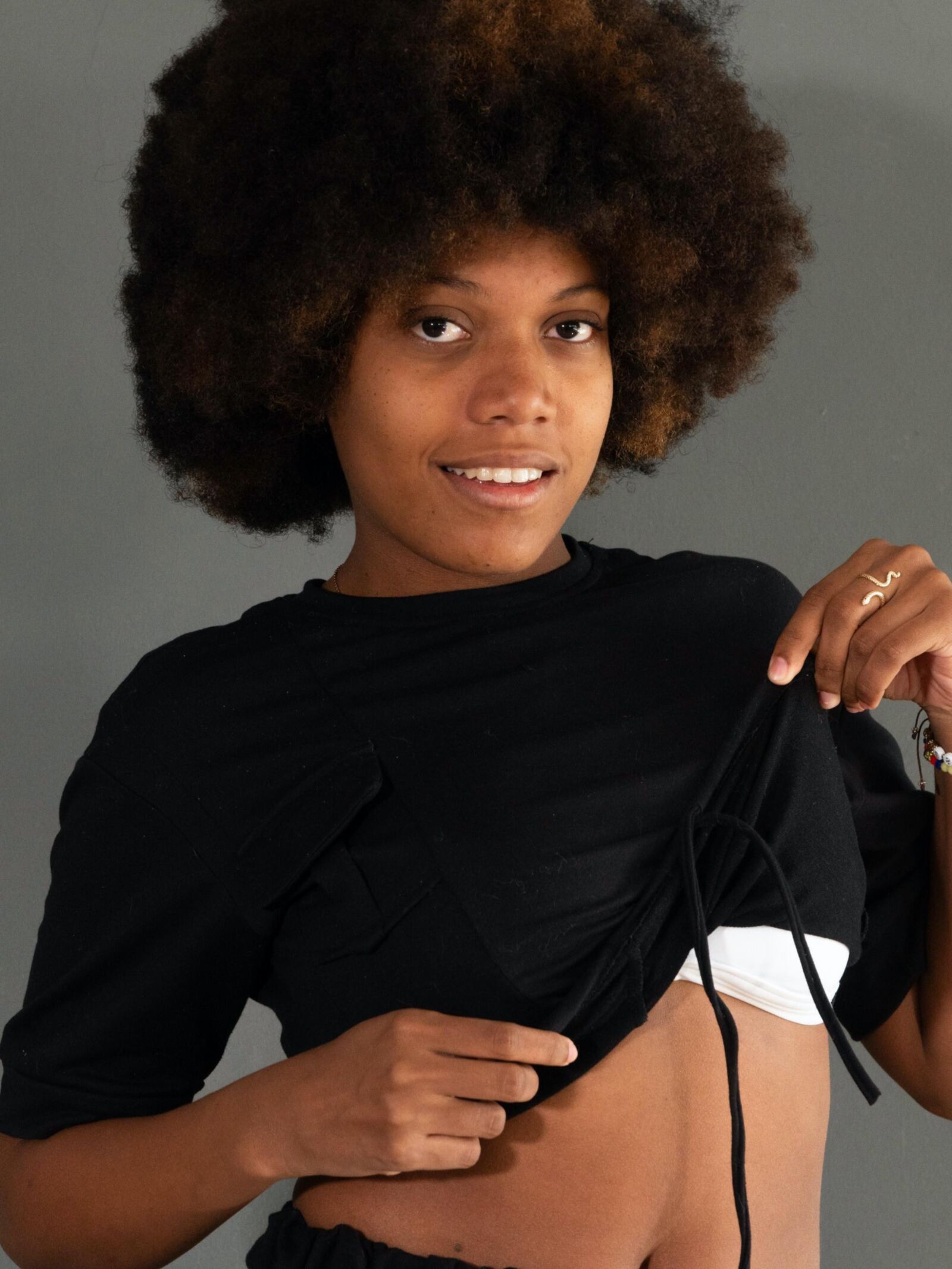 Ebony обнажается на ее деревянном столе