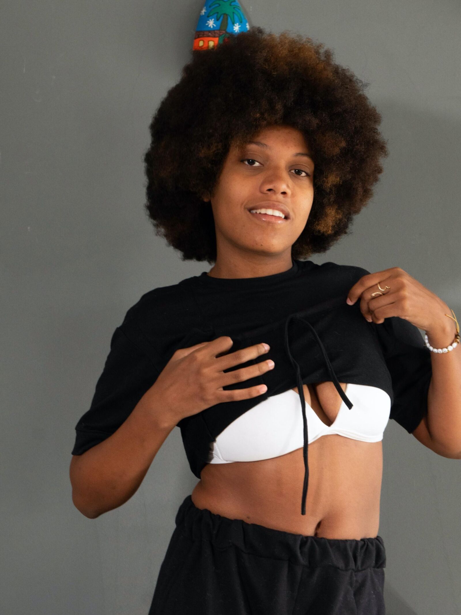 Ebony обнажается на ее деревянном столе