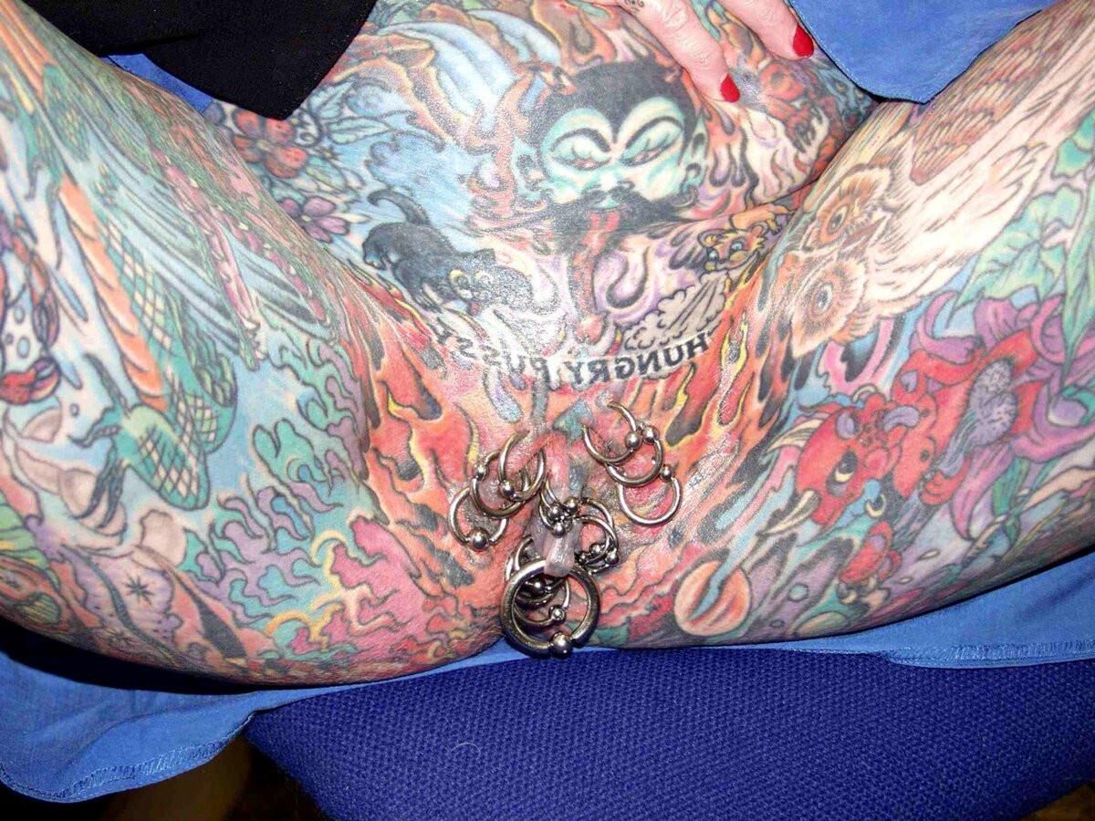 Extreme Modifikationen: freche Tätowierungen gedehnte Piercings