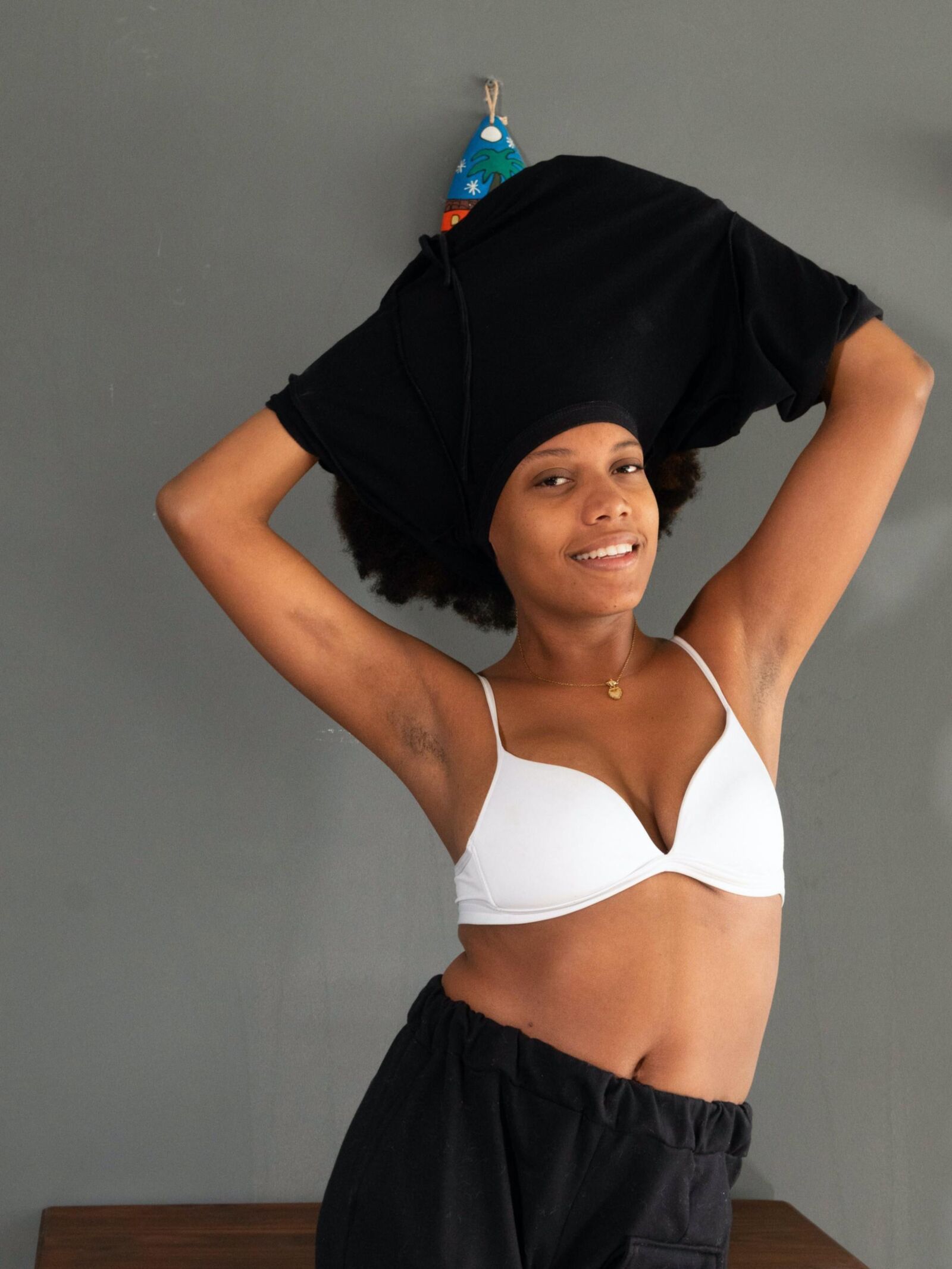 Ebony обнажается на ее деревянном столе