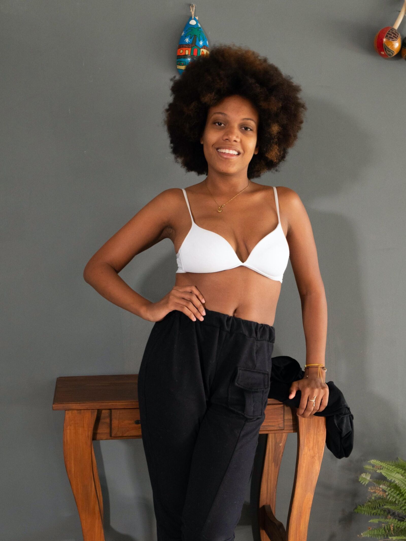 Ebony обнажается на ее деревянном столе