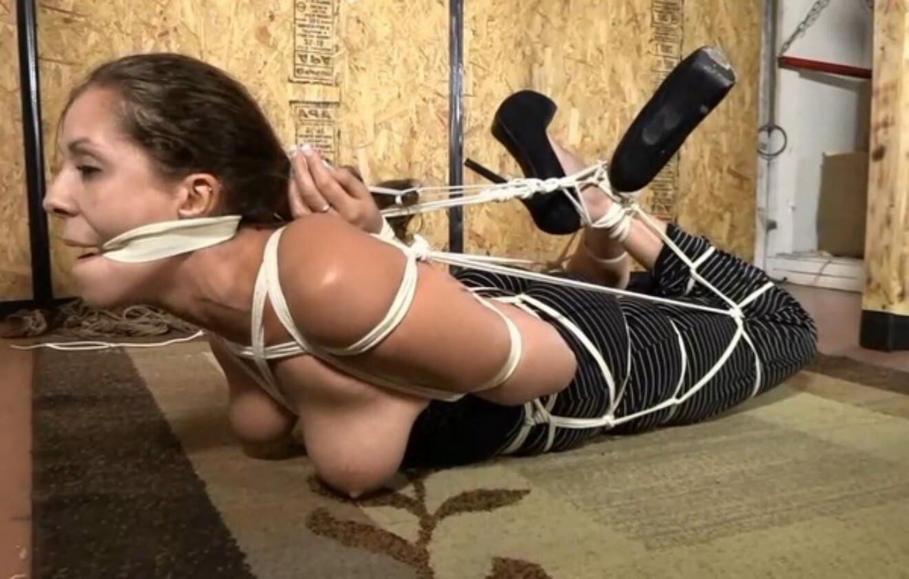 Nikki Brooks Bondage -Modell