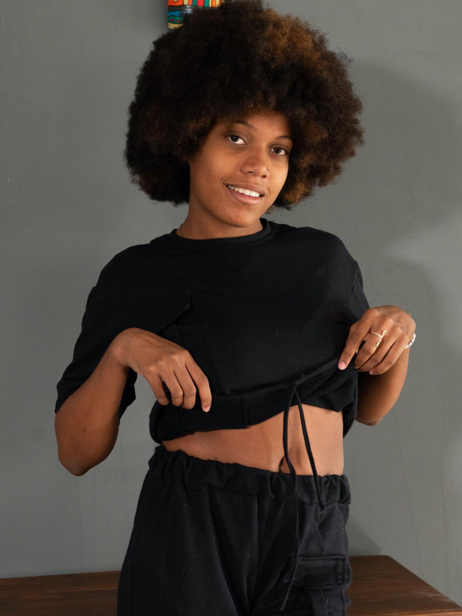 Ebony обнажается на ее деревянном столе