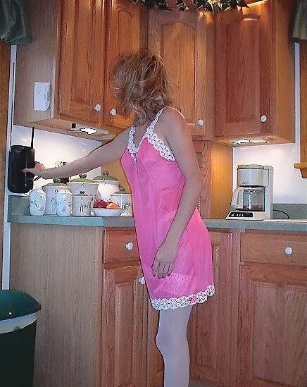 Платье клетки Kelli SG, белая блузка, розовая полная скольжение на кухне