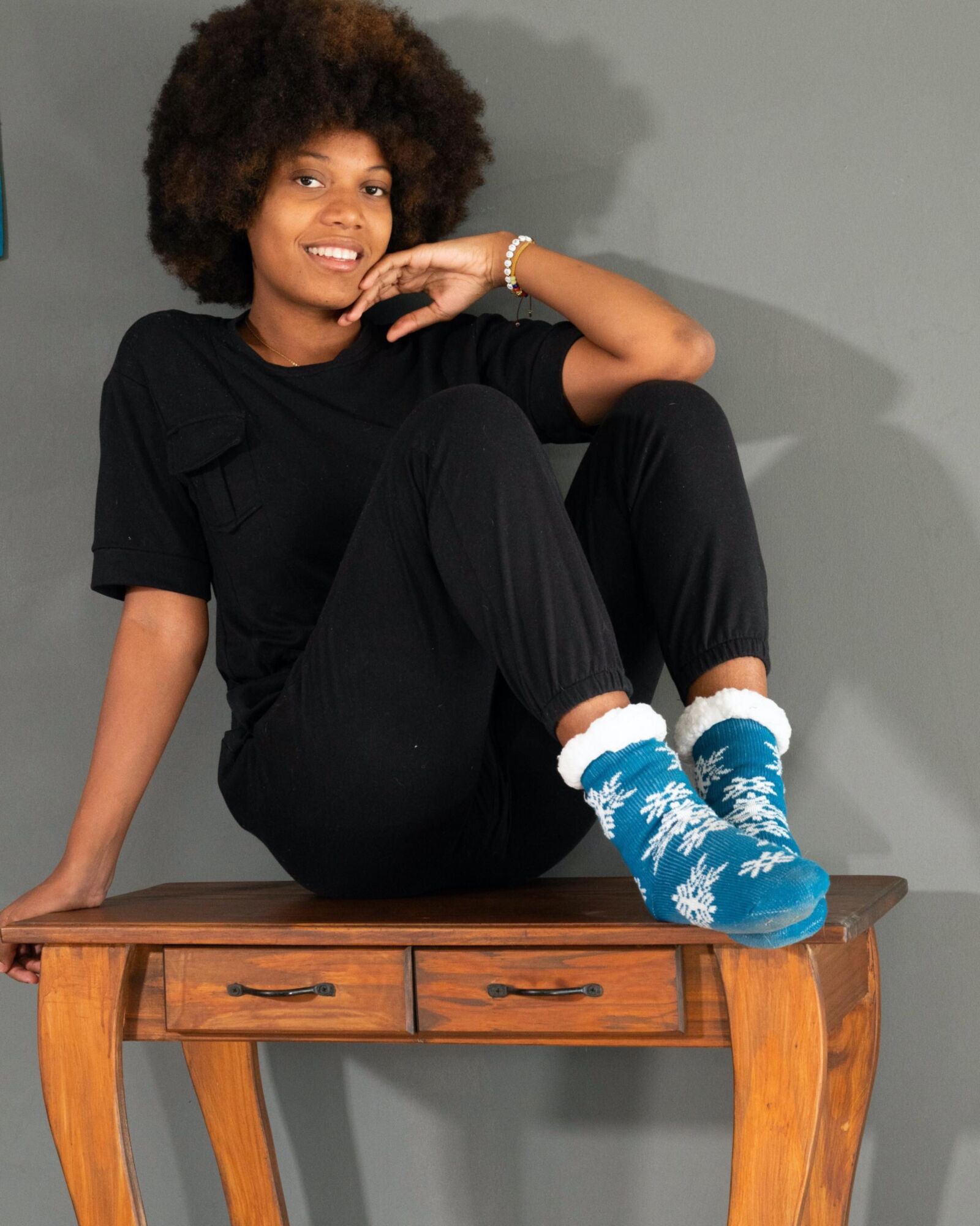 Ebony обнажается на ее деревянном столе