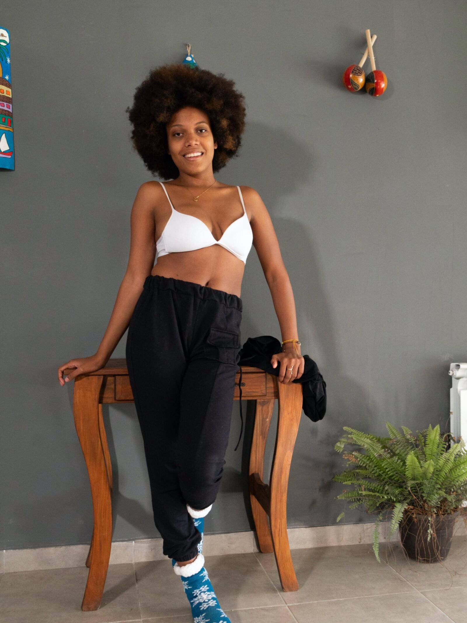 Ebony обнажается на ее деревянном столе