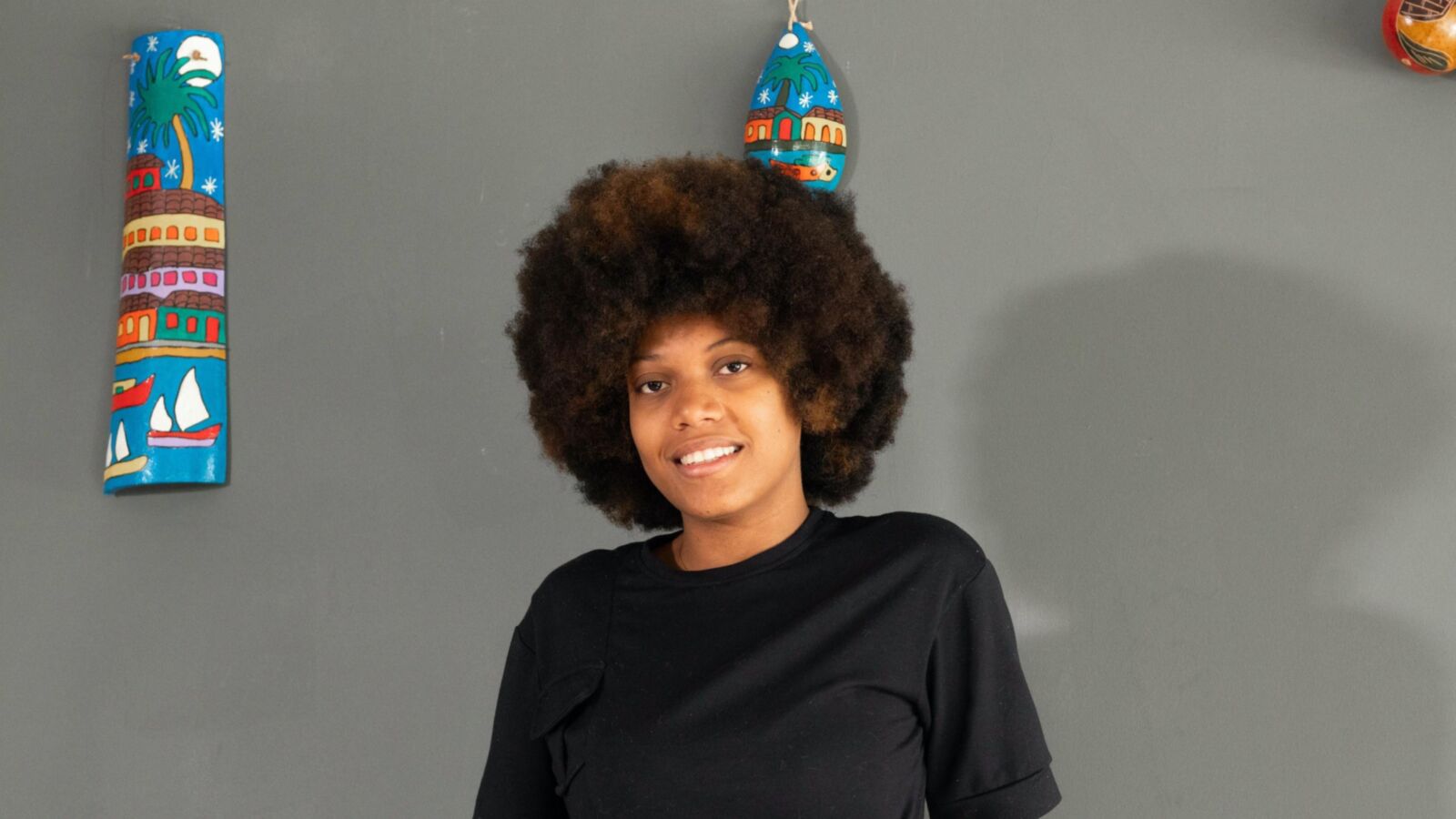 Ebony обнажается на ее деревянном столе