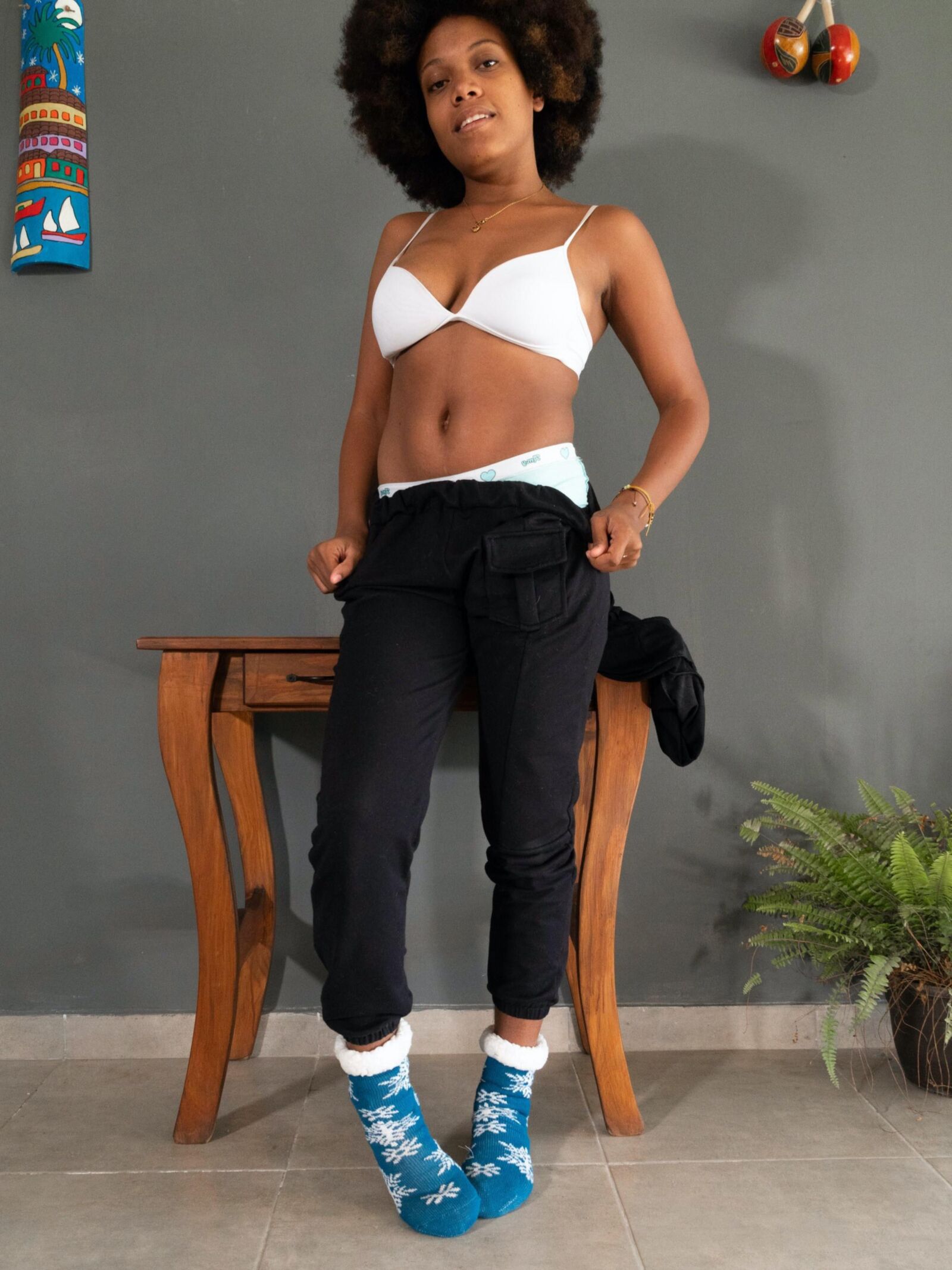 Ebony обнажается на ее деревянном столе