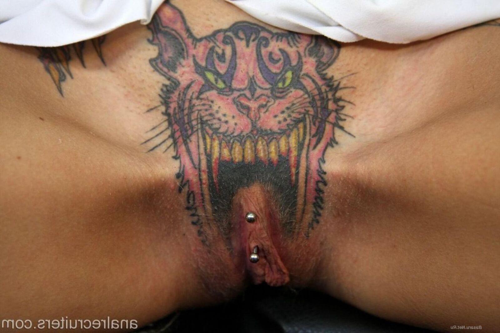 Extreme Modifikationen: freche Tätowierungen gedehnte Piercings