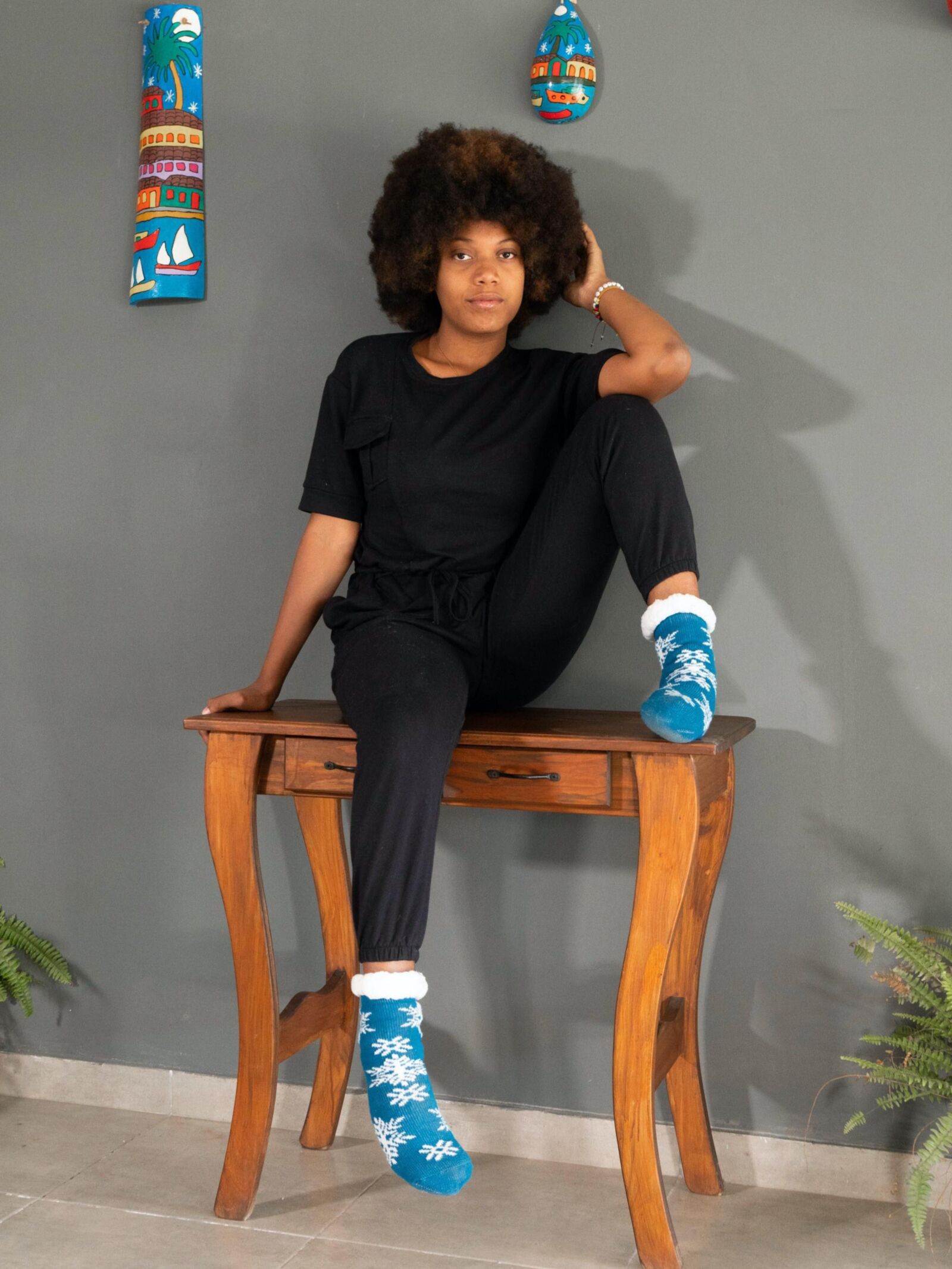 Ebony обнажается на ее деревянном столе